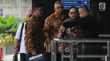 Direktur Utama PT PLN (Persero) nonaktif, Sofyan Basir (tengah tiba untuk menjalani pemeriksaan di Gedung KPK Jakarta, Senin (6/5/2019). Sofyan Basir diperiksa perdana sebagai tersangka kasus dugaan suap terkait kesepakatan kontrak kerja sama pembangunan PLTU Riau-1. (merdeka.com/Dwi Narwoko)