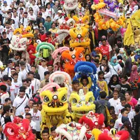 Pertunjukan barongsai memeriahkan parade kebudayaan 'Aksi Kita Indonesia' di area Car Free Day, Bundaran HI, Jakarta, Minggu (4/12). Kegiatan 'Aksi Kita Indonesia' dimeriahkan kesenian, budaya daerah, doa, dan lainnya. (Liputan6.com/Fery Pradolo)