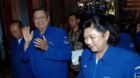 Presiden Susilo Bambang Yudhoyono bersama Ibu Ani Yudhoyono dan Ketua Umum Partai Demokrat, Hadi Utomo usai menutup Rapimnas III Partai Demokrat di Balai Sidang, Jakarta. (Antara)