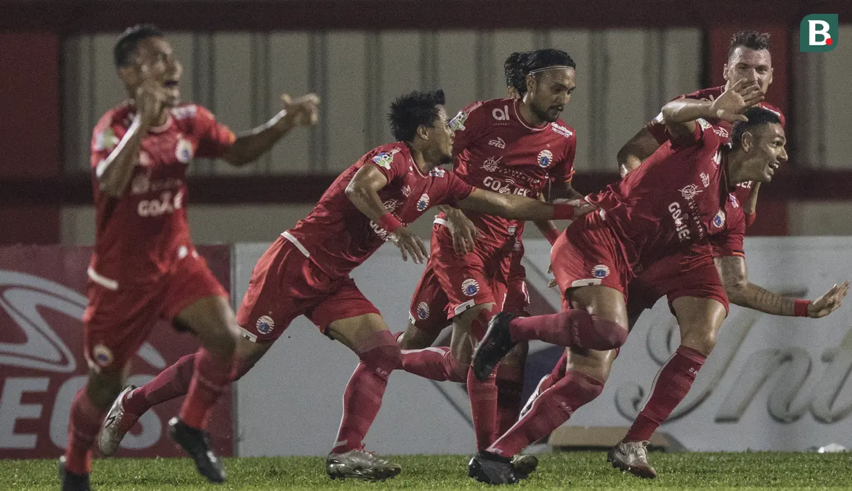 Para pemain Persija Jakarta merayakan gol yang dicetak Jaimerson Xavier ke gawang Persib Bandung pada laga Liga 1 di Stadion PTIK, Jakarta, Sabtu (30/6/2018). Persija menang 1-0 atas Persib. (Bola.com/Vitalis Yogi Trisna)