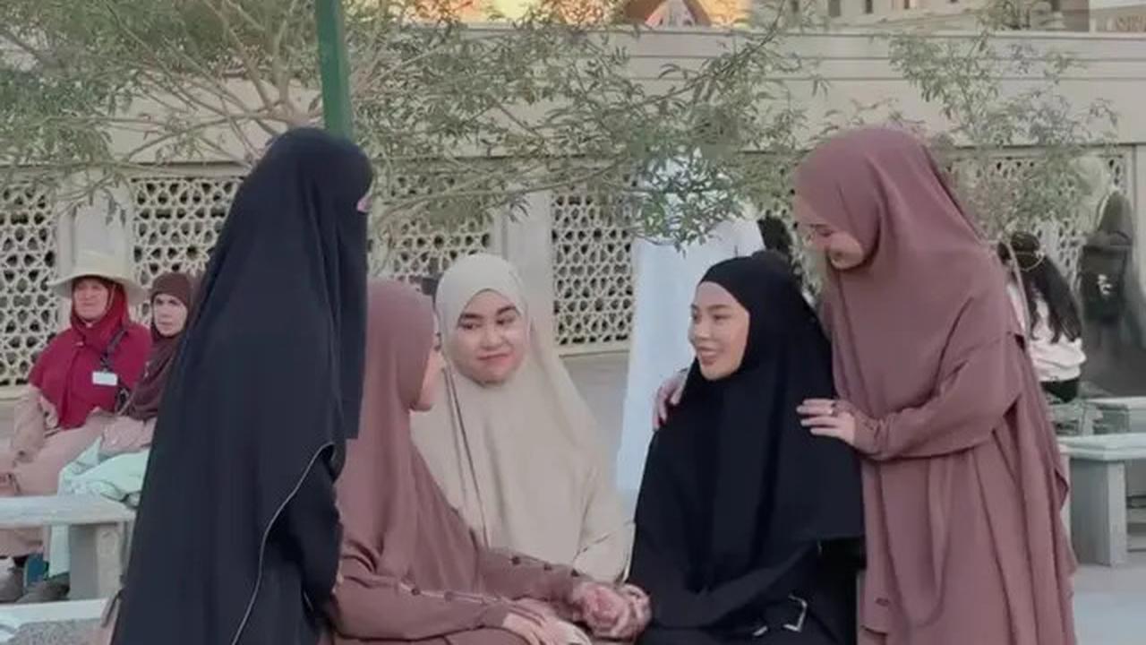7 Momen Seru Geng Butterfly Kumpul di Madinah, Dinda Hauw Hingga Dara Arafah