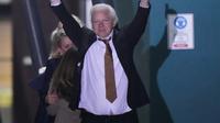 Pendiri Wikileaks Julian Assange setelah mendarat di pangkalan udara RAAF Fairbairn di Canberra, Australia Rabu, 26 Juni 2024.(AP/Rick Rycroft)