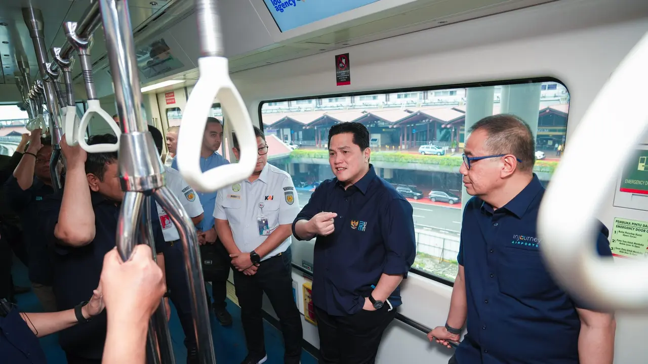 Menteri BUMN Erick Thohir menjajal kereta bandara dari Bandara Internasional Soekarno-Hatta menuju Stasiun BNI City, Jakarta, Rabu (1/1/2025). (Dok Kementerian BUMN)