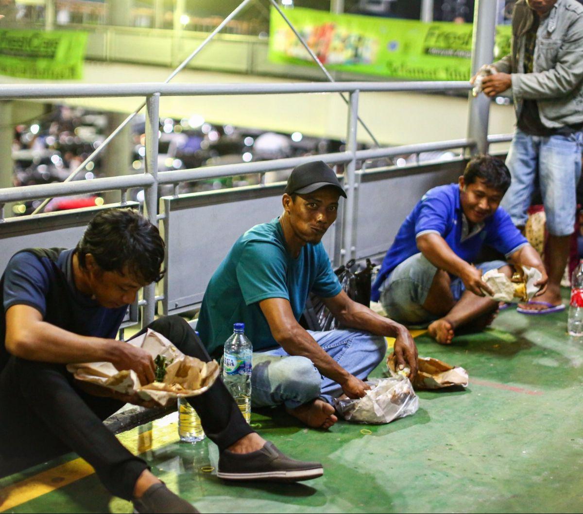 Sejumlah pemudik berbuka puasa Ramadan di dermaga Pelabuhan Merak, Cilegon, Banten, Sabtu (6/4/2024). Pada H-4 Lebaran,&nbsp;pemudik yang hendak menyeberang ke Pulau Sumatera terpantau memadati di Pelabuhan Merak.&nbsp;Liputan6.com/Angga Yuniar