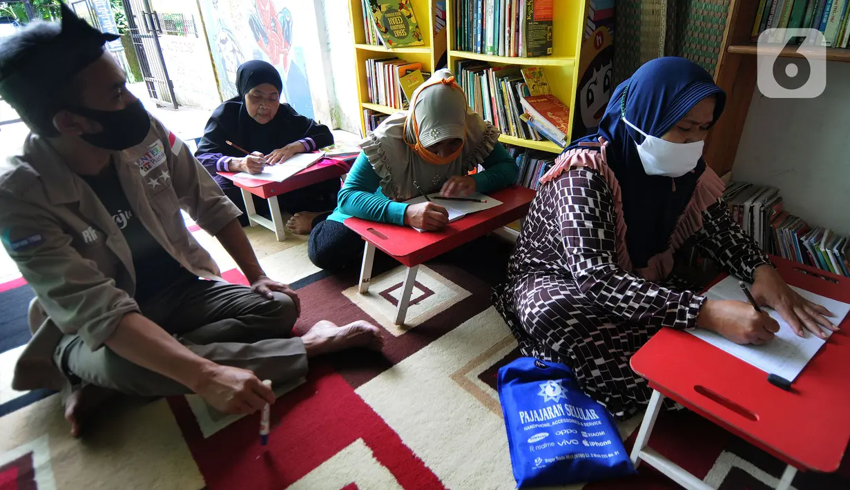 Ibu rumah tangga belajar menulis dan berhitung saat kegiatan gerakan berantas buta aksara di Taman Bacaan Masyarakat (TBM) Lentera Pustaka, Bogor, Minggu (2/5/2021). Lebih dari dua setengah tahun, TBM Lentera Pustaka mengajarkan puluhan ibu-ibu yang buta aksara. (merdeka.com/Arie Basuki)