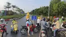 Orang-orang ditolak di sebuah pos pemeriksaan di pintu masuk menuju Hanoi, Vietnam, Sabtu (24/7/2021). Vietnam memberlakukan penguncian wilayah (lockdown) selama 15 hari di ibu kota Hanoi mulai Sabtu ini ketika gelombang virus corona menyebar dari wilayah Delta Mekong selatan. (AP Photo/Hieu Dinh)