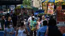 Orang-orang berjalan melalui Herald Square pada hari yang hangat di New York City (7/6/2021). Cuaca yang hangat di New York dimanfaatkan warga untuk membaca buku hingga berjalan-jalan. (AFP/Angela Weiss)