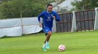 Saddil Ramdani saat berlatih bersama skuad Persib Bandung di lapangan pendamping Stadion GBLA, Kota Bandung, Selasa (1/7/2025). (Bola.com/Erwin Snaz)