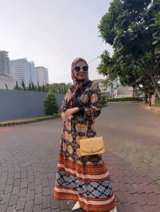 Tampil lebih berwarna, Meisya mengenakan dress dan hijab bermotif. Memilih sepatu berujung lancip juga membuat tampilannya nampak anggun. Pilihan busana ini pun bisa dipilih saat hendak ke pesta. [Foto: Instagram/meisya_siregar]