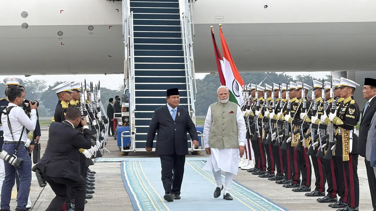 Presiden Prabowo sambut kedatangan PM India Narendra Modi