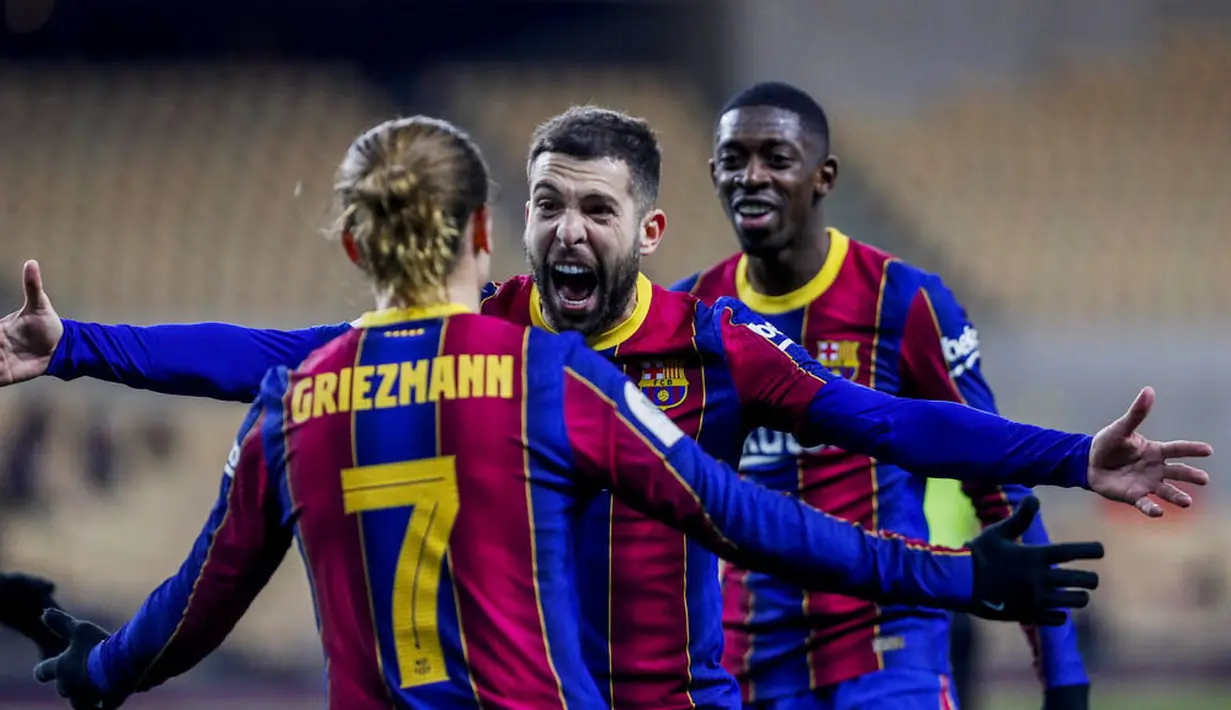 Pemain Barcelona, Antoine Griezmann melakukan selebrasi bersama Jordi Alba usai mencetak gol ke gawang Athletic Bilbao pada laga final Piala Super Spanyol di Stadion La Cartuja, Minggu (17/1/2021). Athletic Bilbao menang 3-2 atas Barcelona. (AP/Miguel Morenatti)