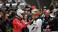 Lewis Hamilton (kanan) mengakui Ferrari telah melakukan pekerjaan bagus pada balapan F1 GP China, Minggu (9/4/2017). (Twitter/F1)