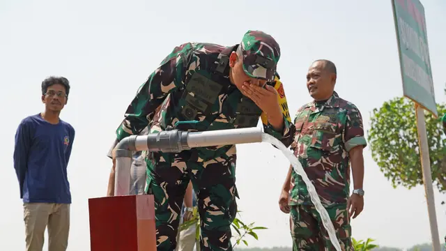 Kepala Dinas Penerangan Angkatan Darat (Kadispenad), Brigadir Jenderal TNI Donny Pramono meninjau sumur bor dan greenhouse yang dibangun dalam Program TNI Manunggal Membangun Desa (TMMD) Reguler ke-129 Kodim 0726/Sukoharjo (Istimewa)
