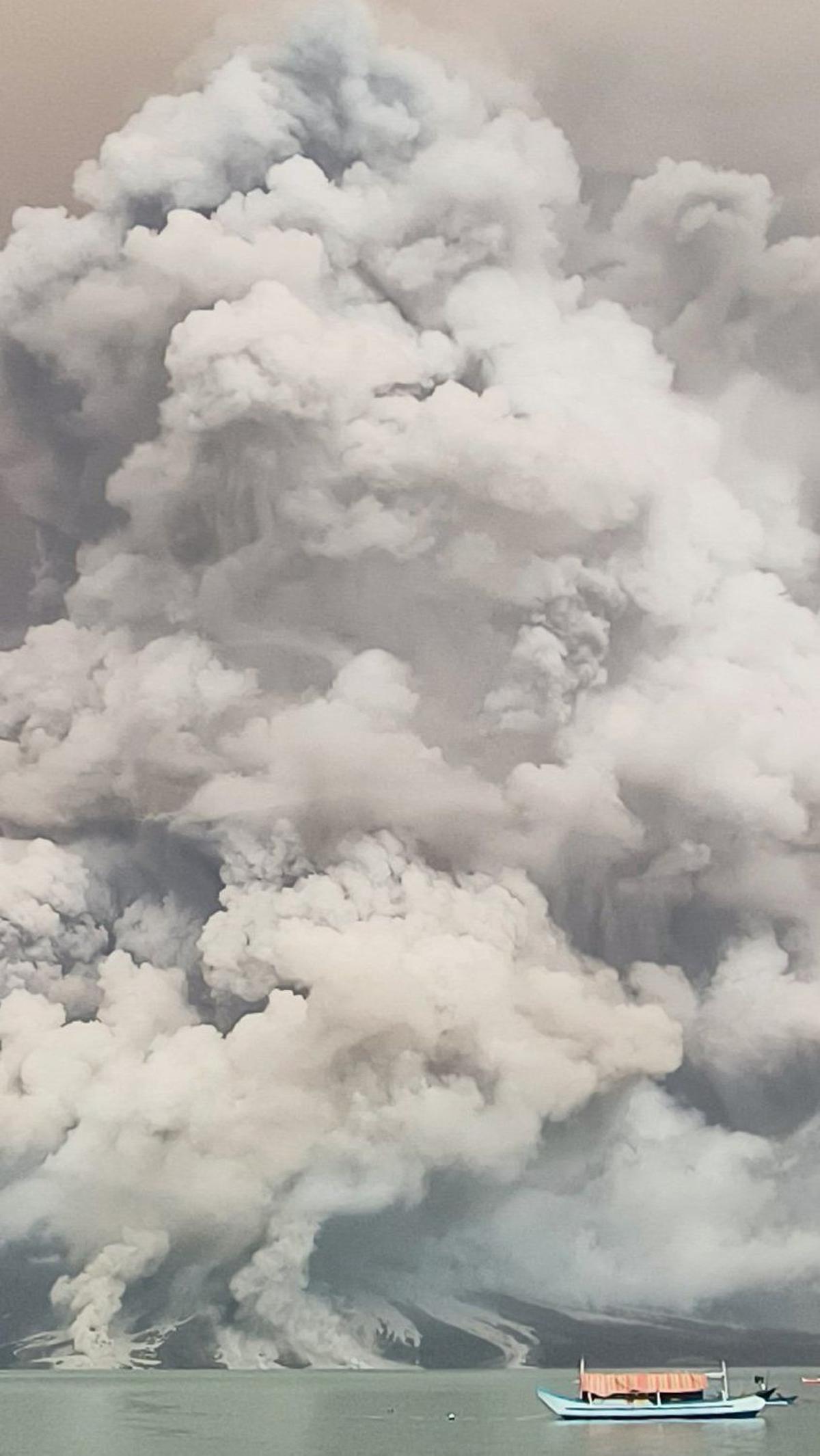 Sebagaimana dikutip Merdeka.com, Kepala Pusat Vulkanologi dan Mitigasi Bencana Geologi (PVMBG) Hendra Gunawan mengatakan, erupsi terjadi pukul 08.35 Wita. "Erupsi disertai awan panas ke segala arah," tulis Hendra dalam laporan yang diterima di Jakarta. AF