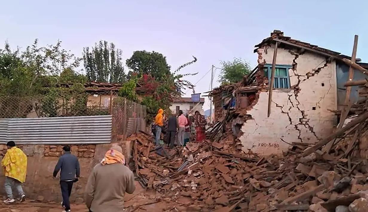 Survei Geologi Amerika Serikat mengatakan bahwa gempa tersebut memiliki kekuatan awal 5,6 SR dan terjadi pada kedalaman 11 mil. (Nepal Prime Minister's Office via AP)