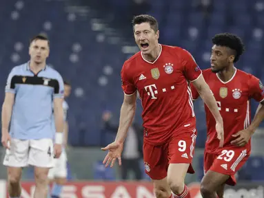 Penyerang Bayern Munchen, Robert Lewandowski berselebrasi setelah mencetak gol ke gawang Lazio dalam pertandingan leg pertama babak 16 besar Liga Champions, di Stadion Olimpico, Roma, Rabu (24/2/2021) dini hari WIB. Bayern Muenchen sukses meraih kemenangan 4-1 atas Lazio. (AP Photo/Gregorio Borgia)