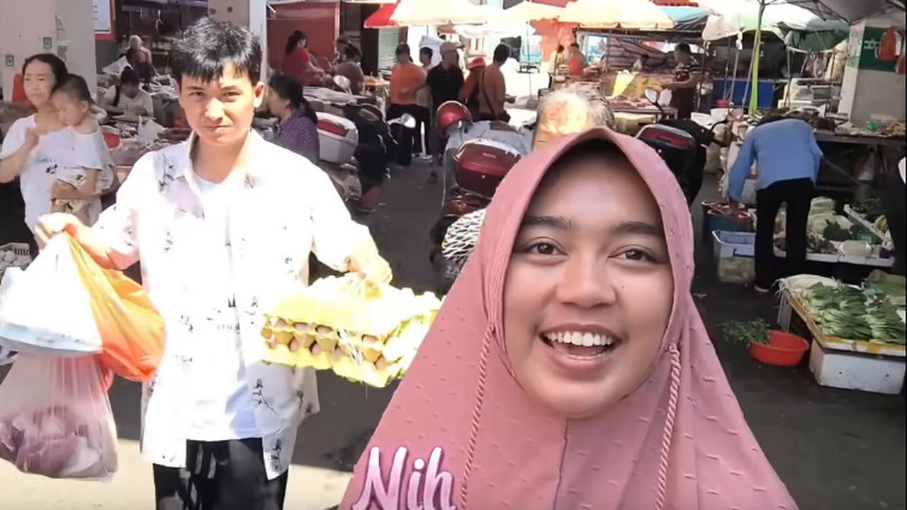 Momen Wanita Indonesia Bersama Suami Ganteng Belanja Kebutuhan Sehari-hari ke Pasar Tradisional di Cina