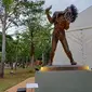 Patung berjudul Searching For God karya Nyoman Nuarta di Art Jakarta Gardens 2022. (Liputan6.com/Dinny Mutiah)