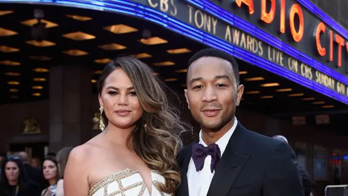 [Bintang] Chrissy Teigen dan John Legend