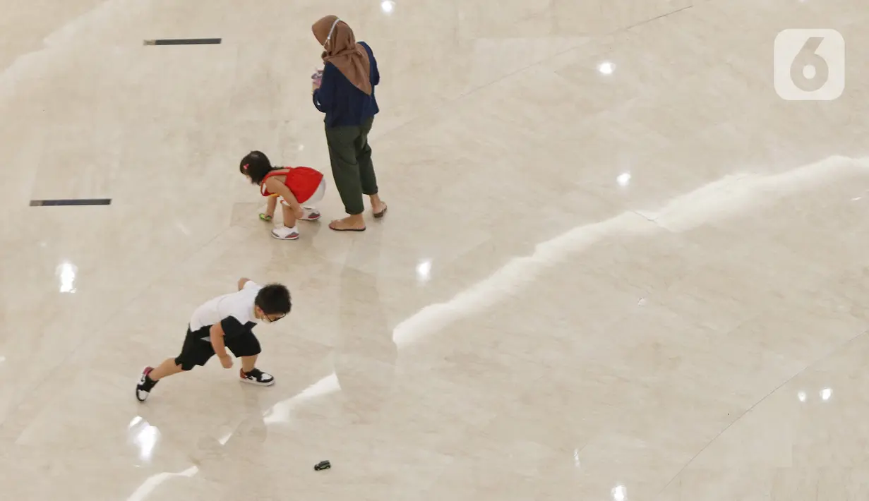 Anak-anak bermain di pusat perbelanjaan Senayan city, Jakarta, Rabu (22/9/2021). Pemerintah mulai mengizinkan anak usia kurang dari 12 tahun memasuki pusat perbelanjaan dengan pengawasan orang tua di lima kota yaitu Jakarta, Bandung, Semarang, Yogyakarta dan Surabaya. (Liputan6.com/Herman Zakharia)