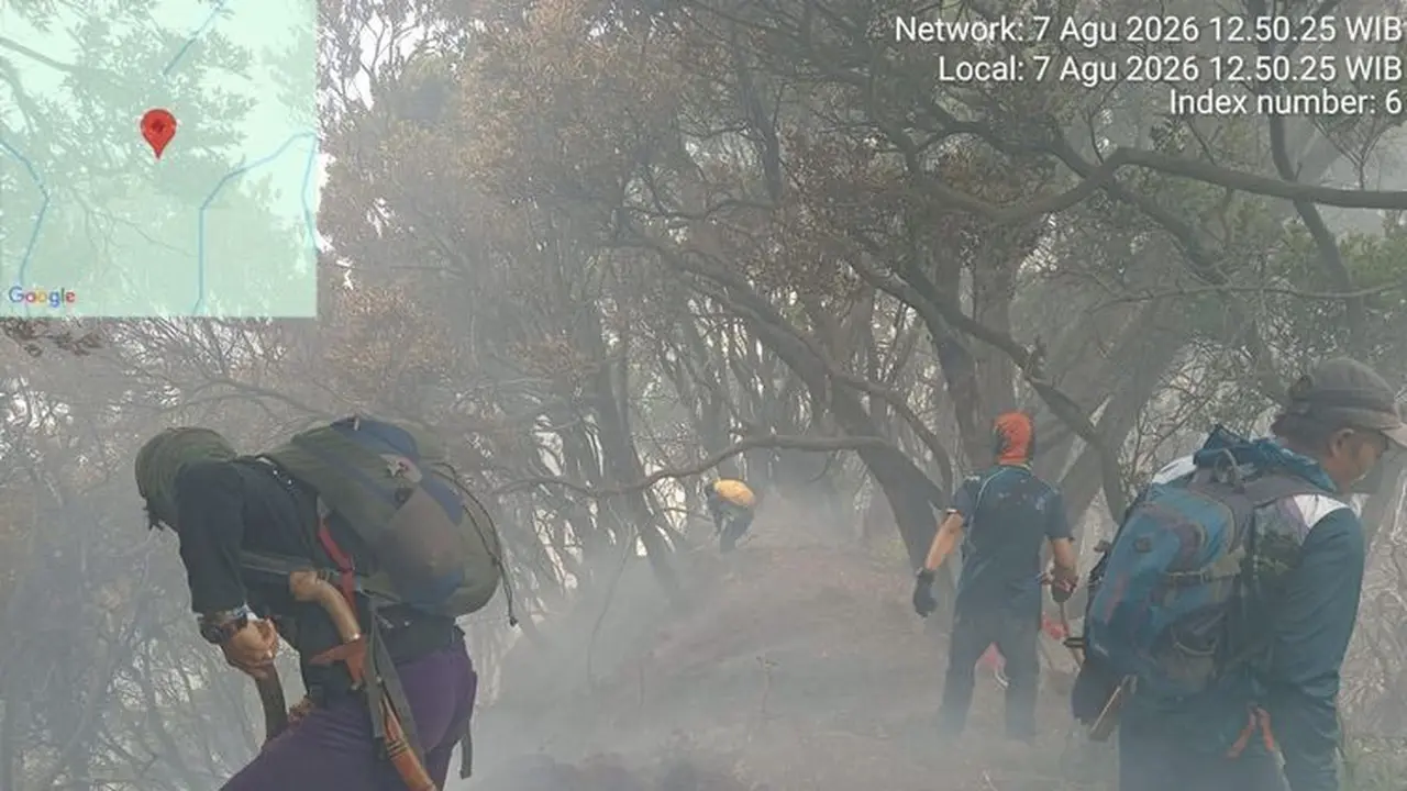Proses pemadaman kebakaran di Alun-alun Surya Kencana Gunung Gede