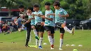 Pemain Timnas Indonesia U-16, Tristan Raisa Ibrahim (kanan) dkk melakukan pemanasan sebelum laga uji coba menghadapi SSB Terang Bangsa di Lapangan Yogyakarta International School (YIS), Jumat (31/5/2024). (Bola.com/Radifa Arsa)