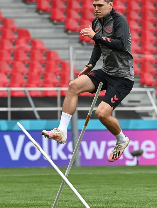 Bek Denmark Andreas Christensen mengambil bagian dalam sesi Latihan di Stadion Parken di Kopenhagen Jumat (11/6/2021). Timnas Denmark akan berhadapan dengan Timnas Finlandia pada laga pembuka Grup B Euro 2020, Sabtu (12/6) malam. (Jonathan NACKSTRAND / AFP)