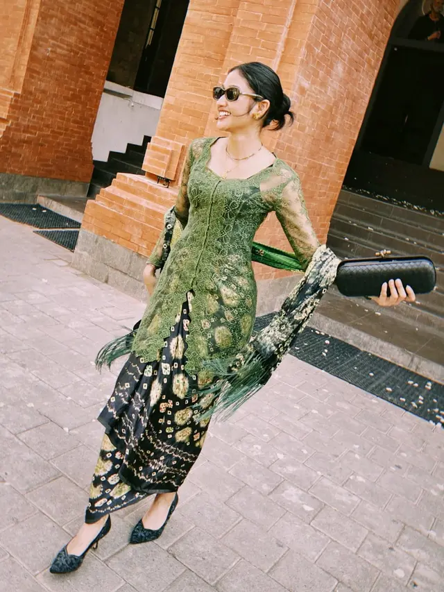 6 Gaya Claresta Taufan Bintang Film 'Abadi Nan Jaya' Pakai Outfit Brokat, Menawan