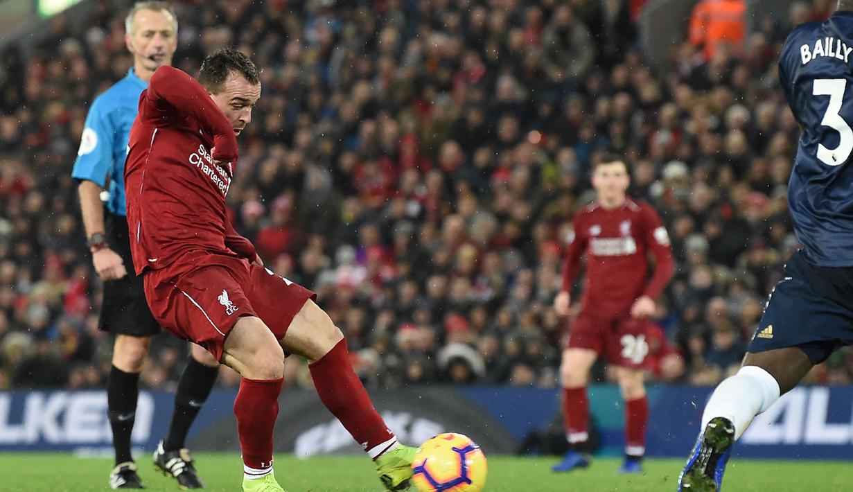 Proses gol yang dicetak oleh gelandang Liverpool, Xherdan Shaqiri, ke gawang Manchester United pada laga Premier League di Stadion Anfield, Liverpool, Minggu (16/12). Liverpool menang 3-1 atas MU. (AFP/Paul Ellis)