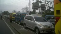 Lalu lintas macet di Ciawi, Bogor. (Liputan6.com/Bima Firmansyah)