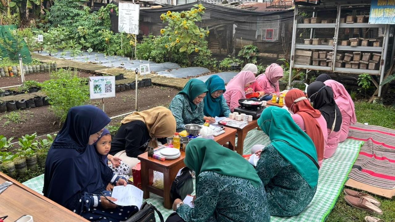 BRI Peduli Beri Pelatihan Pengolahan Limbah Minyak Jelantah di Bank Sampah Bogor