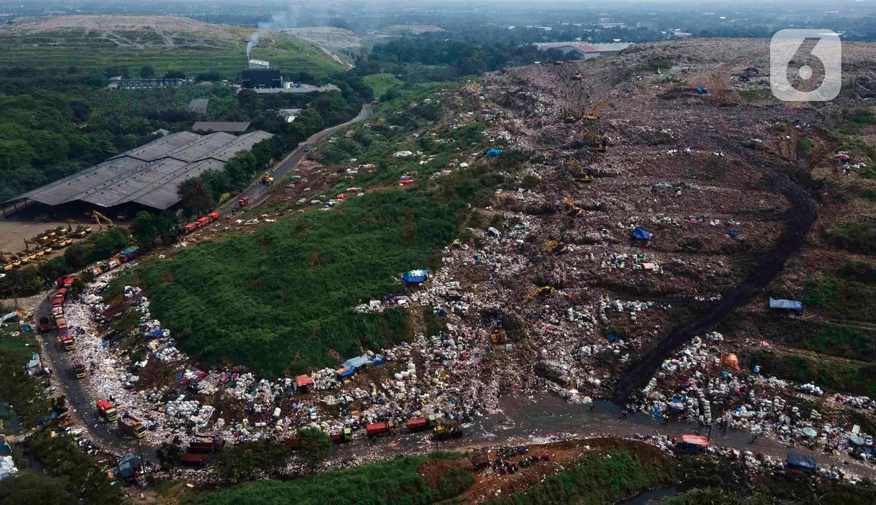 Foto udara di kawasan Tempat Pengolahan Sampah Terpadu (TPST) Bantar Gebang, Bekasi, Jawa Barat, Selasa (17/1/2023). Fasilitas Landfill Mining dan Refused Derived Fuel (RDF) Plant di TPST Bantar Gebang dari Pemprov DKI Jakarta akan dioperasikan pada tahun 2023. (merdeka.com/Imam Buhori)