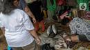 Pedagang memotong ikan bandeng yang dia jual di kawasan Rawa Belong, Jakarta, Selasa (21/1/2020). Bandeng yang biasanya menjadi hidangan khas saat Tahun Baru Imlek tersebut mulai ramai diperdagangkan di Rawa Belong. (Liputan.com/Faizal Fanani)