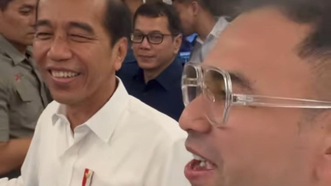 Raffi Ahmad tampak berbincang akrab dengan Presiden Jokowi selama menaiki kereta cepat.<br>