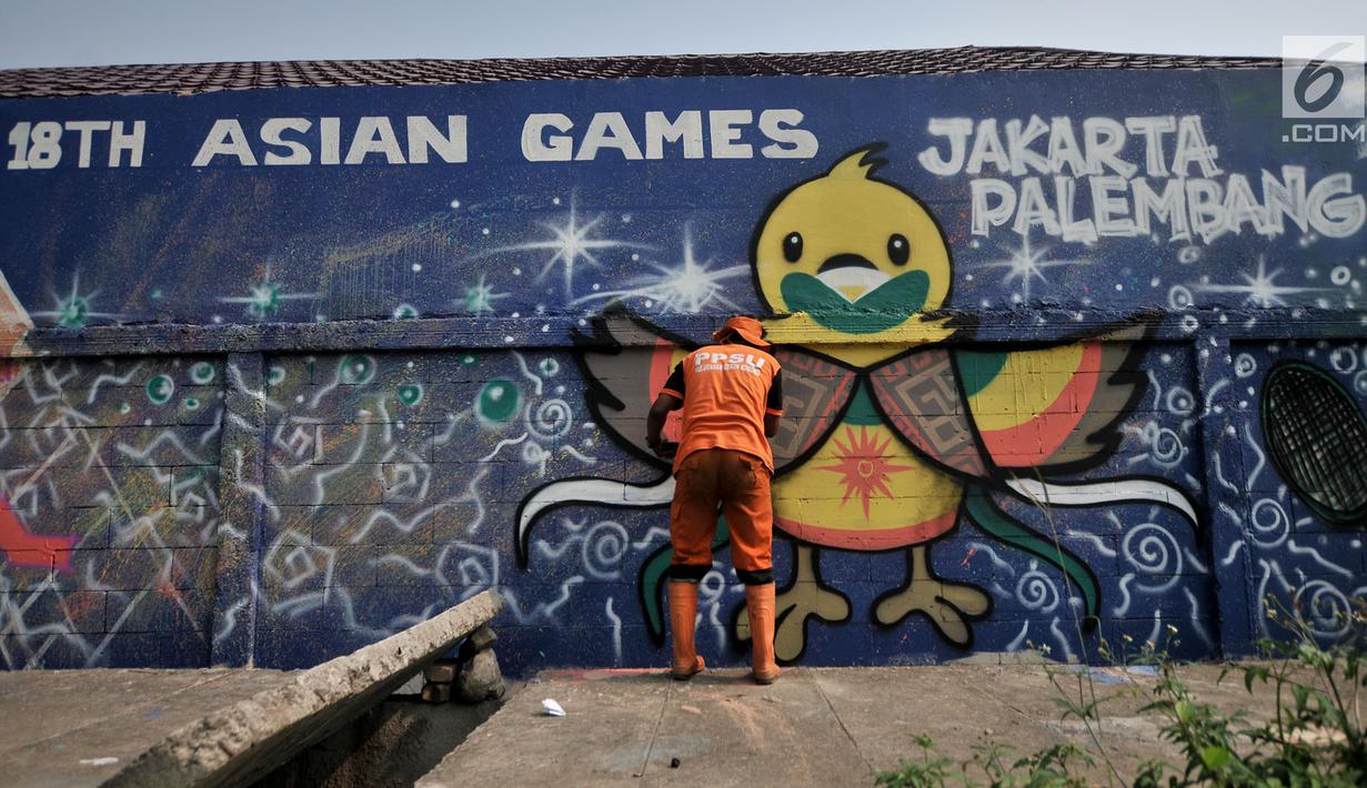 Petugas dari Penanganan Prasarana dan Sarana Umum (PPSU) membuat mural pada tembok yang berada di pinggir Jalan Landasan Pacu, Kemayoran, Jakarta, Rabu (11/7). (Merdeka.com/Iqbal S. Nugroho)