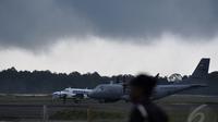 Akibat cuaca buruk, proses evakuasi korban AirAsia QZ8501 yang dilakukan hari ini sempat tertunda, Kalteng, Rabu (31/12/2014). (Liputan6.com/Miftahul Hayat)