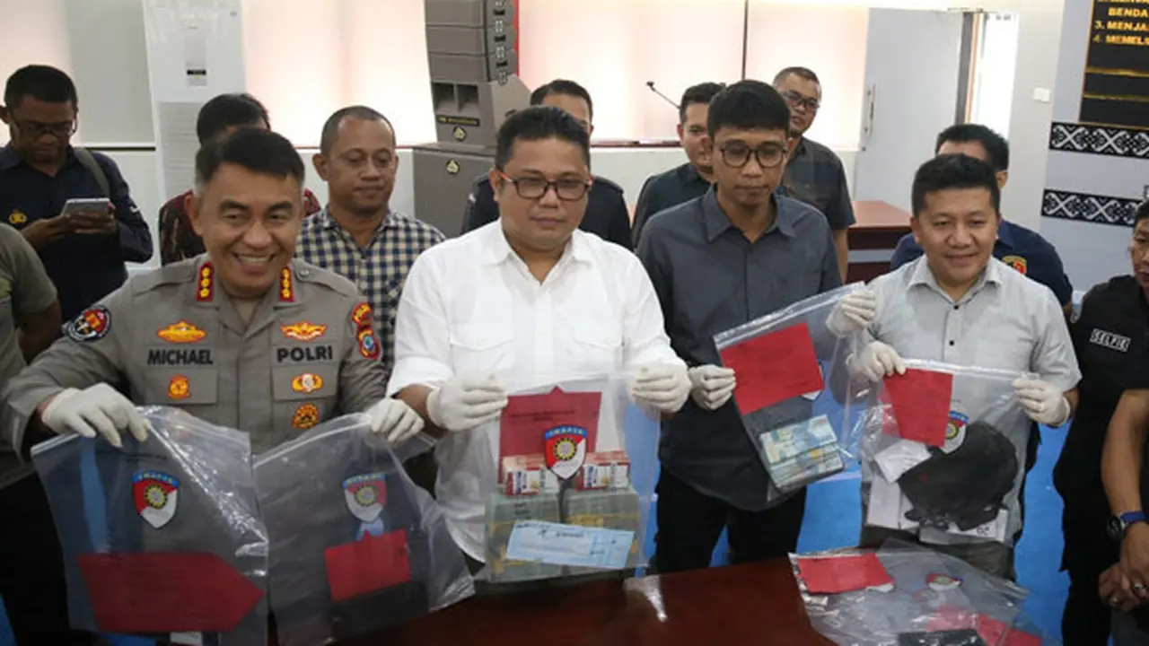 Konferensi pers pada, Selasa (27/2/2024), dipimpin oleh Kabid Humas Polda Sulut Kombes Pol Michael Irwan Thamsil, didampingi Dirreskrimum Polda Sulut Kombes Pol Gani Siahaan dan dua Komisioner Bawaslu Sulut masing-masing Steffen S Linu dan Zulkifli Densi.