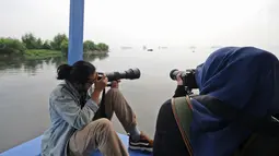 Komunitas anak muda Yayasan KEHATI Biodiversity Warriors melakukan pengamatan burung di kawasan Hutan Lindung Angke Kapuk, Jakarta, Sabtu (11/5/2019). Kegiatan itu untuk membarui data temuan burung air dalam rangka Hari Burung Migrasi Sedunia yang jatuh awal bulan Mei. (Liputan6.com/Herman Zakharia)