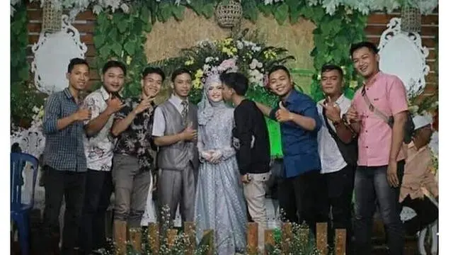 6 Foto Gaya Bebas Bareng Pengantin saat Nikahan Ini Bikin Geleng Kepala
