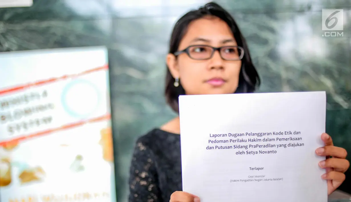 Pelapor tergabung dalam Koalisi Masyarakat Sipil Antikorupsi saat melaporkan Hakim Cepi Iskandar yang menjadi hakim tunggal sidang praperadilan Ketua DPR RI Setya Novanto di Bawas Mahkamah Agung, Jakarta, Kamis (5/10). (Liputan6.com/Faizal Fanani)