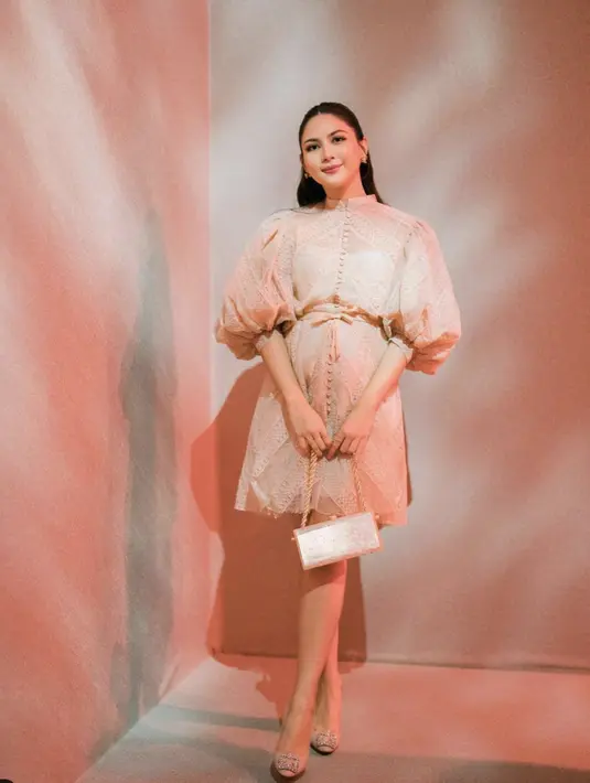 Jessica Milla juga terlihat begitu memesona dalam balutan midi dress dengan aksen lengan puff yang memikat. [Foto: Instagram/ Jessica Mila]