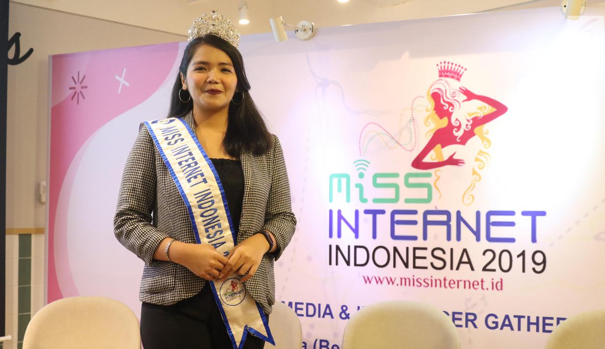 Miss Internet Indonesia 2018 Nathasya Juli Silaen berpose saat Media & Influencer Gathering Miss Internet 2019 di Go Works Setiabudi, Jakarta Selatan, Rabu (19/9/2019). Miss Internet 2019 kembali digelar untuk mengkampanyaken internet positif kepada masyarakat. (Liputan6.com/Angga Yuniar)