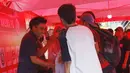Pemain Arema FC, Benny Wahyudi, menyapa fans saat Meet and Greet bersama Torabika di Stadion Cakrawala, Malang, Kamis (23/11/2017). Selain menjumpai fans, mereka juga berbagi cerita pengalaman di dunia sepak bola. (Bola.com/M Iqbal Ichsan)