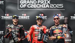 (Dari kiri ke kanan) Pembalap MotoGP Italia dari tim Aprilia Racing yang berada di posisi kedua, Marco Bezzecchi, pembalap MotoGP Spanyol dari tim Ducati Lenovo yang berada di posisi pertama, Marc Marquez, dan pembalap MotoGP Spanyol dari tim Red Bull KTM Factory Racing yang berada di posisi ketiga, Pedro Acosta, merayakan kemenangan di podium setelah memenangkan Moto GP Ceko di sirkuit Masaryk di Brno, Republik Ceko pada 20 Juli 2025. (Michal Cizek /AFP)