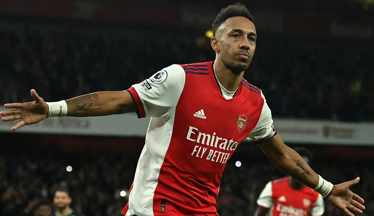 Selebrasi striker Arsenal, Pierre-Emerick Aubameyang setelah menjebol gawang Aston Villa pada laga Liga Inggris 2021/2022 di Emirates Stadium, London (22/20/2021). Pemain asal Gabon, Pierre-Emerick Aubameyang didatangkan Arsenal dari Borussia Dortmund pada tengah musim 2017/2018 dengan mahar senilai 63,75 juta euro atau kini setara Rp1,04 triliun. Pada tengah musim 2021/2022 ia dilepas gratis The Reds ke Barcelona dan sejak awal musim 2022/2023 ia kembali ke Liga Inggris bersama Chelsea. (AFP/Glyn Kirk)