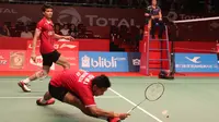 Pebulutangkis ganda putra Indonesia, Angga Pratama/Ricky Karanda Suwardi, saat bertanding melawan pebulutangkis Jepang, Hiroyuki Endo/Kenichi Hayakawa, dalam Kejuaraan Dunia Bulutangkis 2015 di Istora Gelora Bung Karno, Senayan, Jakarta. Jumat (14/8/2015)