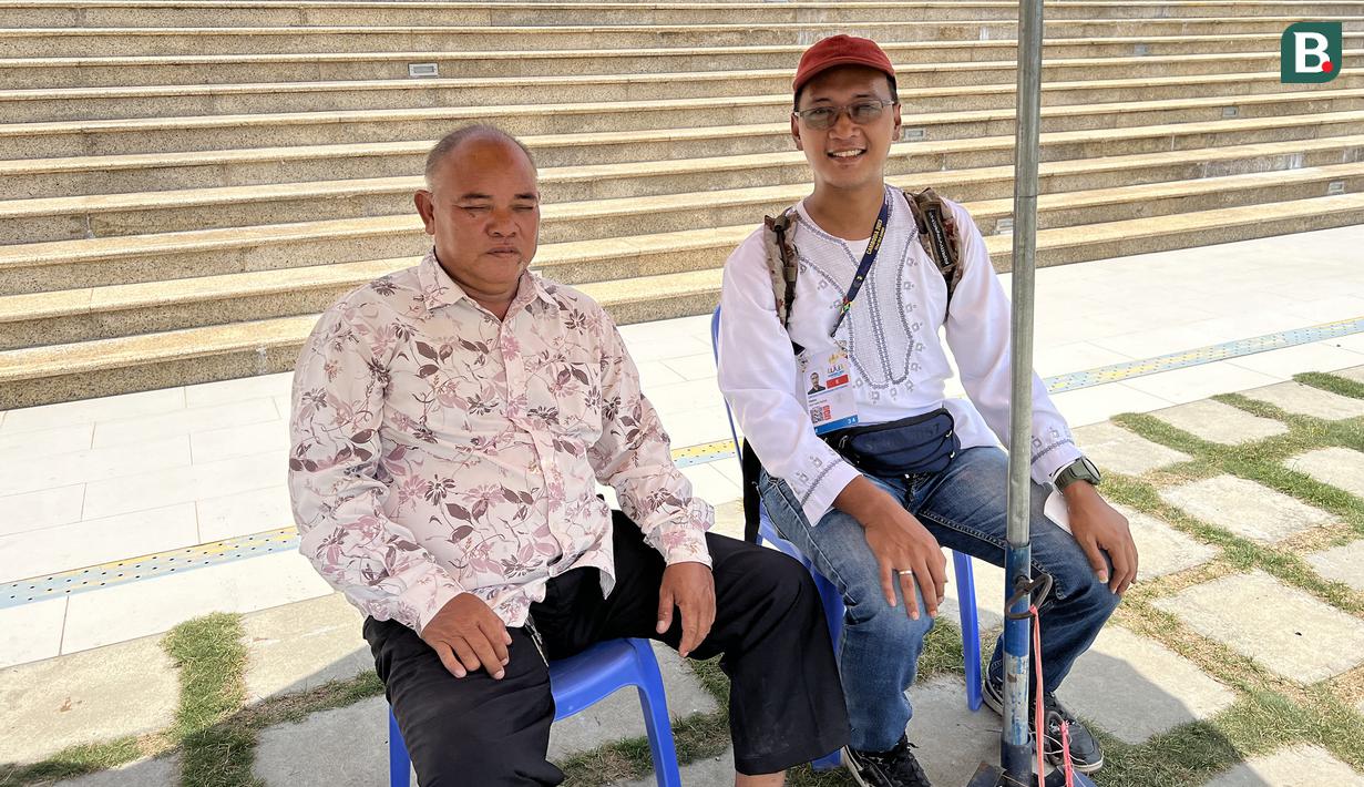 <p>Jurnalis Bola.com, Gregah Nurikhsani (kanan) bersama pengurus Masjid Masjid Al Serkal, masjid terbesar di Phnom Penh yang terletak di Islamic Center Phnom Penh, Kamboja, Jumat (5/5/2023). (Bola.com/Abdul Aziz)</p>