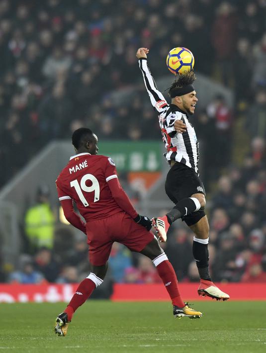 Pemain Liverpool, Sadio Mane (kiri) berebut bola dengan pemain Newcastle United, DeAndre Yedlin pada lanjutan Premier League di Anfield, Liverpool, (3/3/2018). Liverpool menang 2-0. (Anthony Devlin/PA via AP)