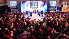 Suasana acara Emtek Goes to Campus 2017 di Universitas Airlangga, Surabaya, Jatim, Rabu (13/9). Pada Emtek Goes to Campus 2017 kali ini para pemain Warkop DKI Reborn berbagi cerita pengalaman saat shooting film tersebut. (Liputan6.com/Helmi Afandi)