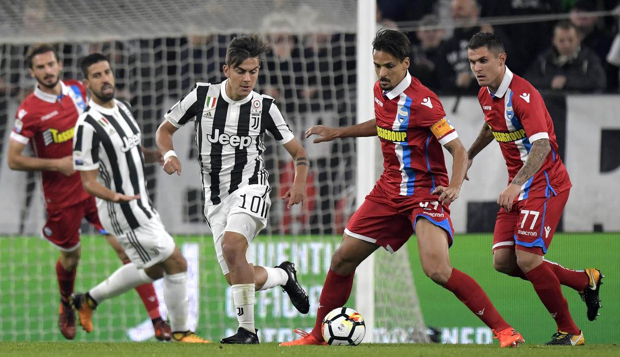 Pemain Juventus, Paulo Dybala (tengah) berebut bola dengan pemain Spal, Felipe Dal Bello Felipe pada lanjutan Serie A di Allianz Stadium, Turin, (25/10/2017). Juventus menang 4-1. (AFP/Miguel Medina)
